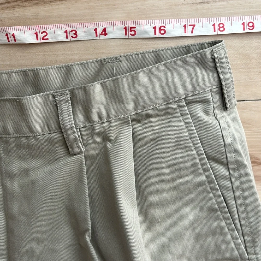 Haggar Mens Khaki Pants. Excellent Condition. 36/38 waist and 34 inch inseam.